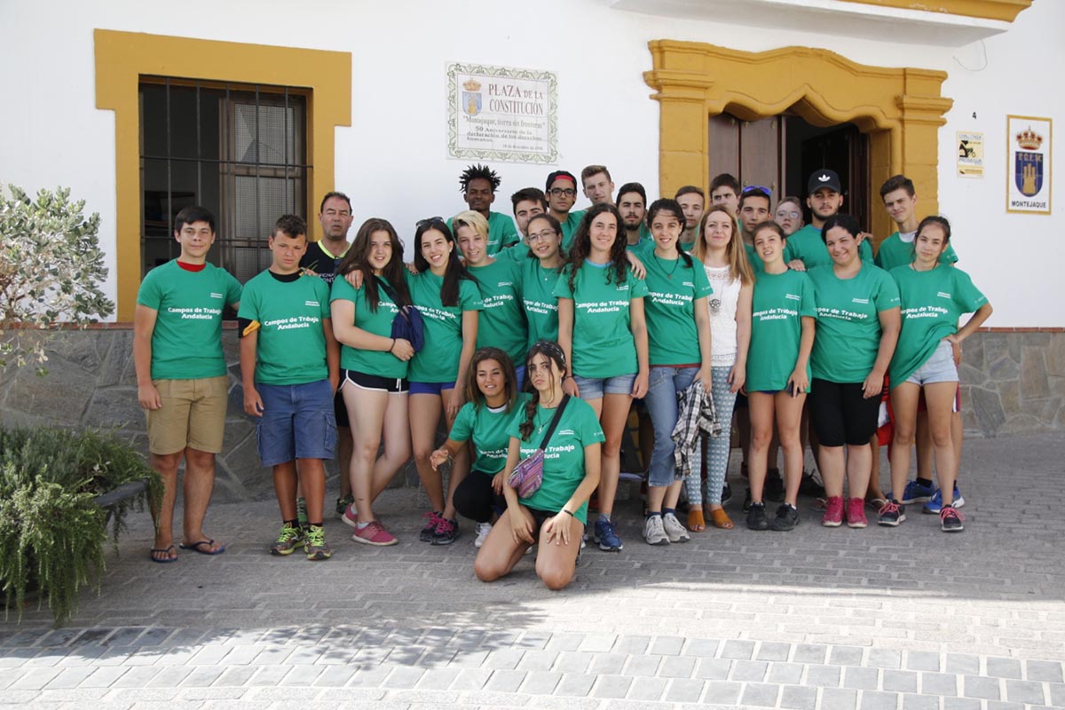 Jóvenes participan en un campo de trabajo del IAJ en Montejaque sobre medio ambiente